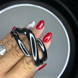 Lia Sophia Black  Twisted Bangle Bracelet